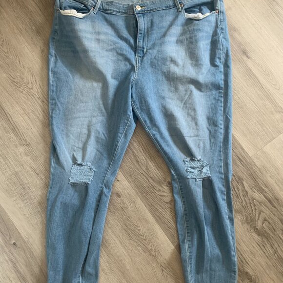 Levi's Signature Women’s Plus Size High Rise Ripped Denim Jeans - Picture 1 of 4